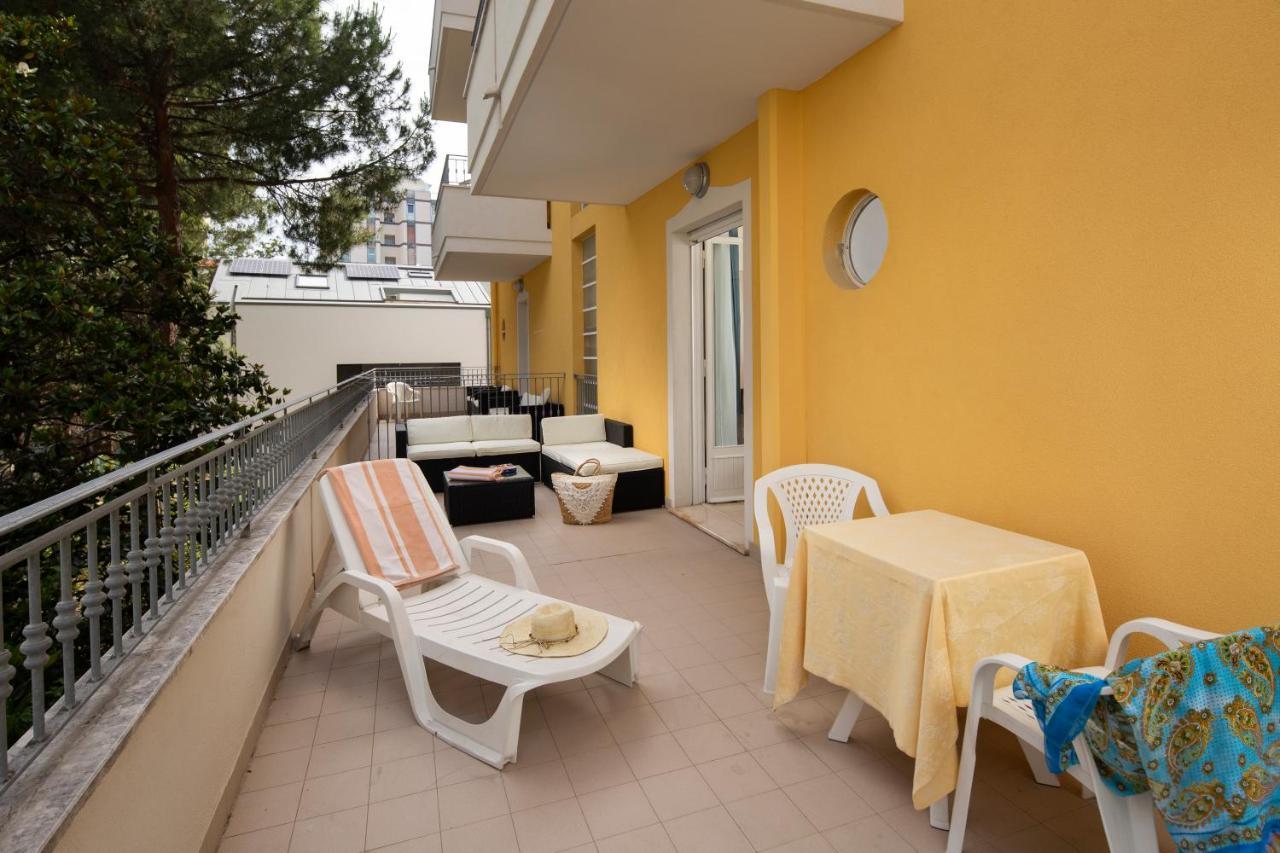 Hotel Cannes - in pieno centro Riccione Esterno foto