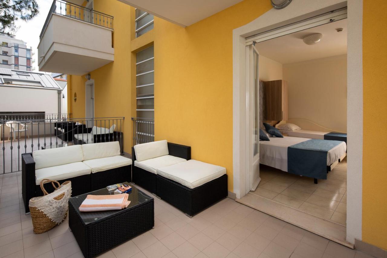 Hotel Cannes - in pieno centro Riccione Esterno foto