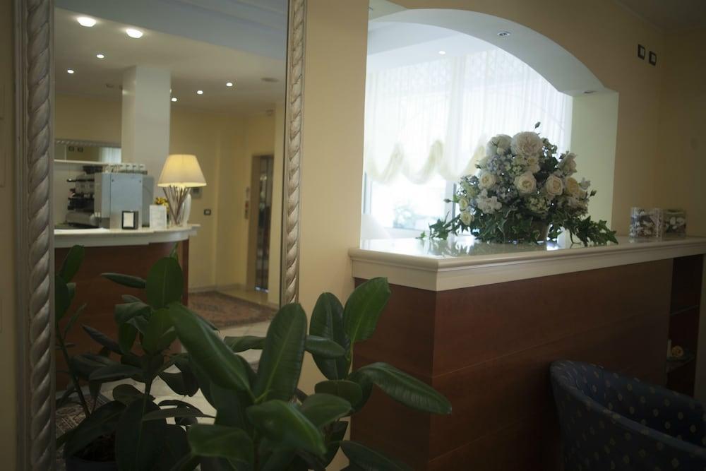 Hotel Cannes - in pieno centro Riccione Esterno foto