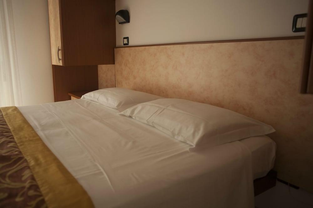 Hotel Cannes - in pieno centro Riccione Esterno foto