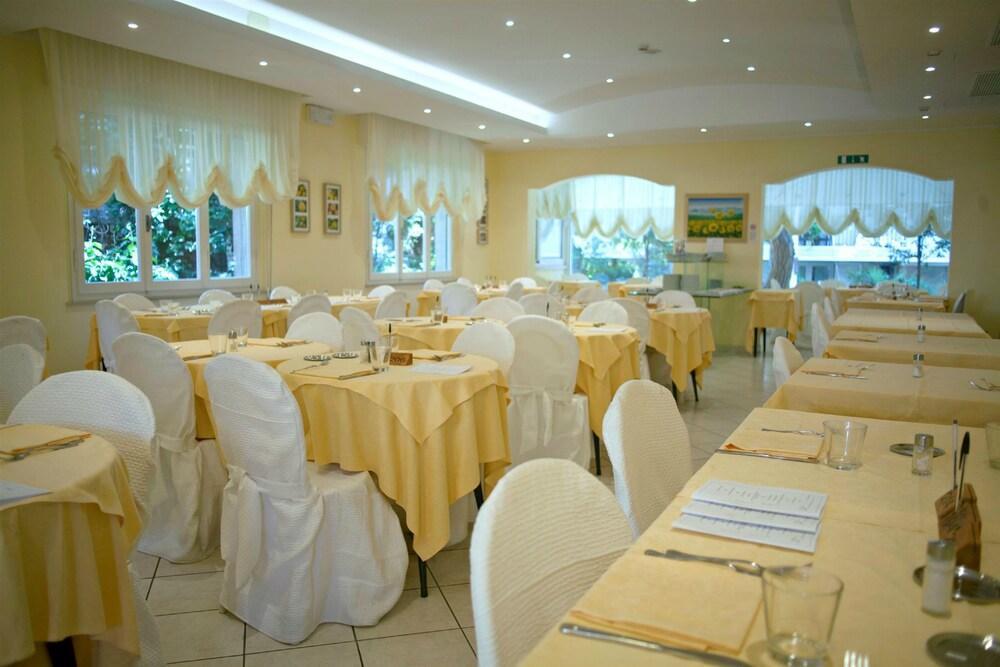 Hotel Cannes - in pieno centro Riccione Esterno foto