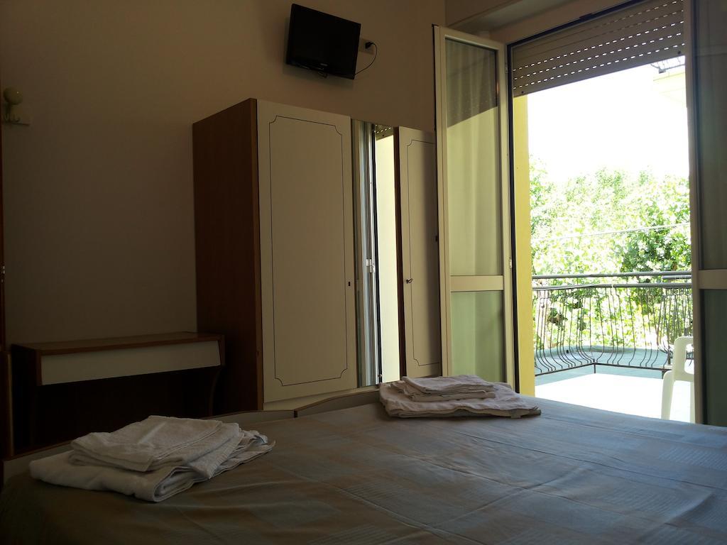 Hotel Cannes - in pieno centro Riccione Esterno foto