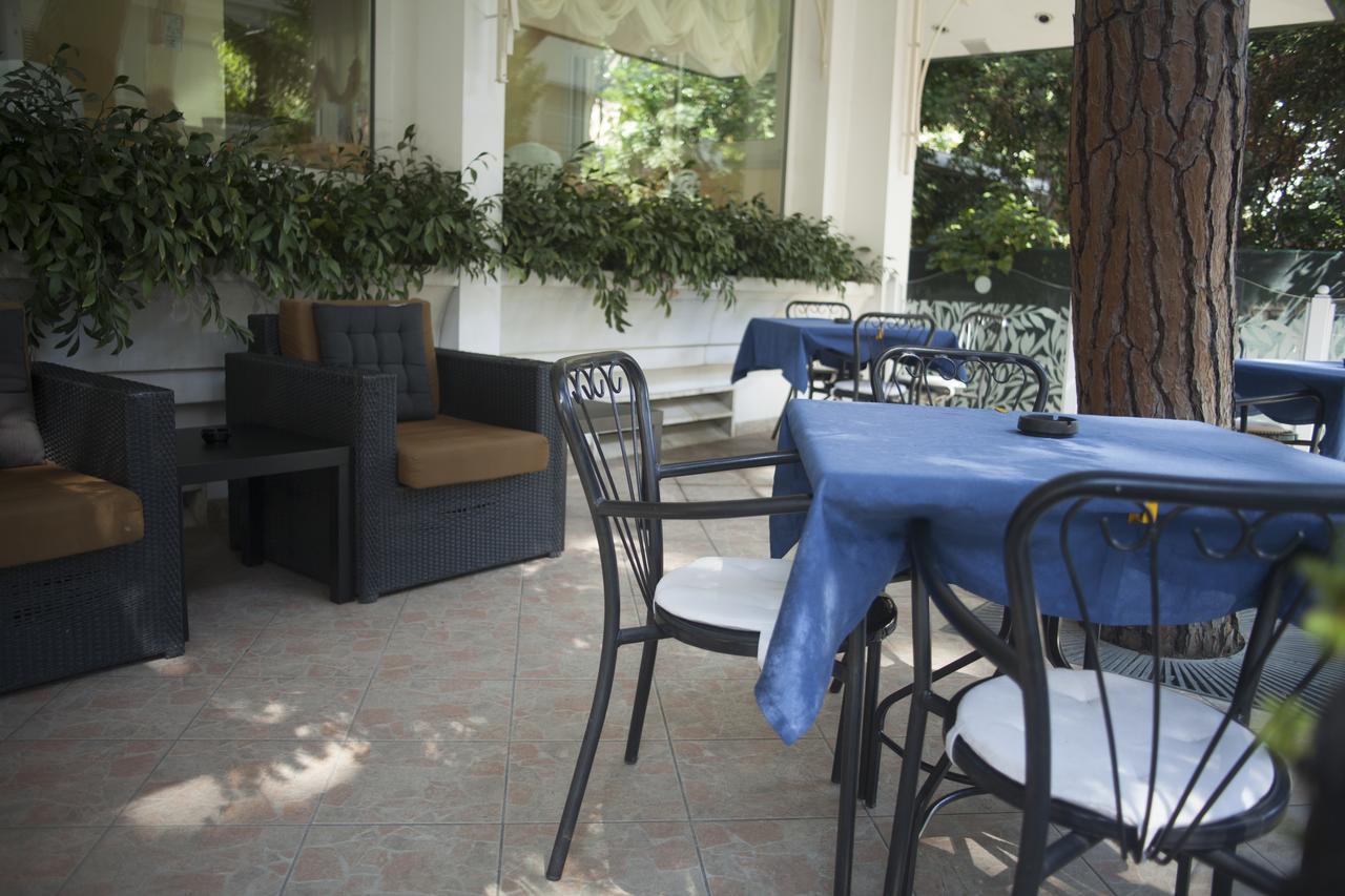 Hotel Cannes - in pieno centro Riccione Esterno foto