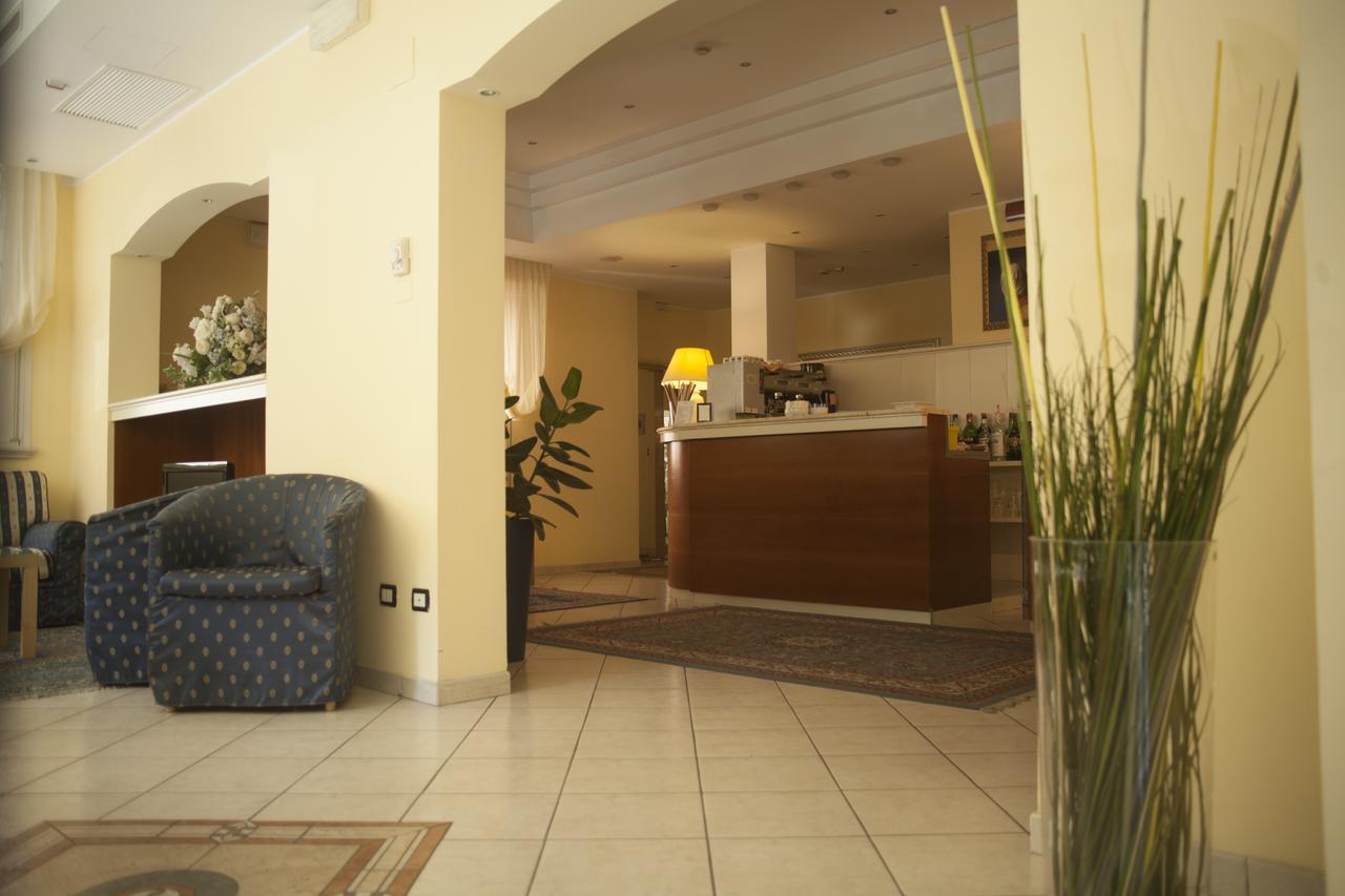 Hotel Cannes - in pieno centro Riccione Esterno foto