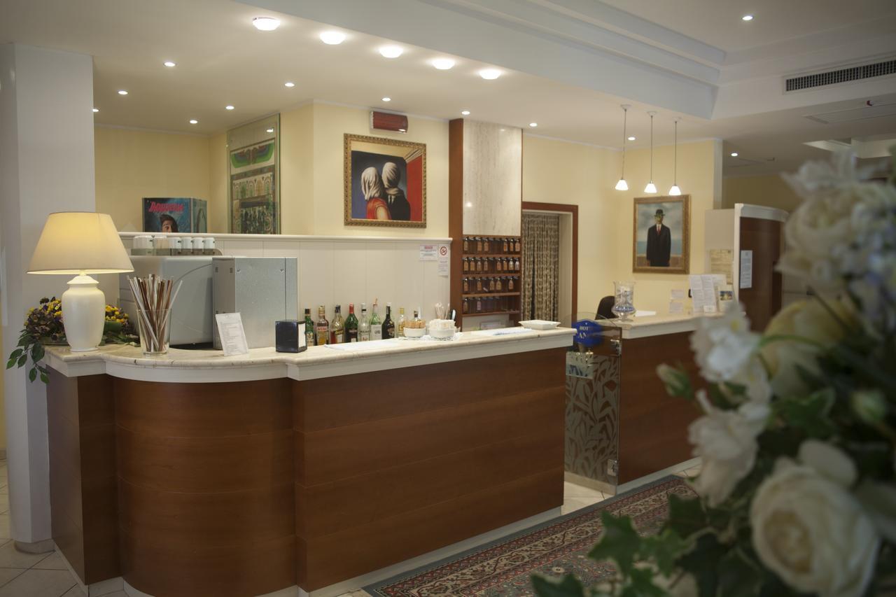 Hotel Cannes - in pieno centro Riccione Esterno foto