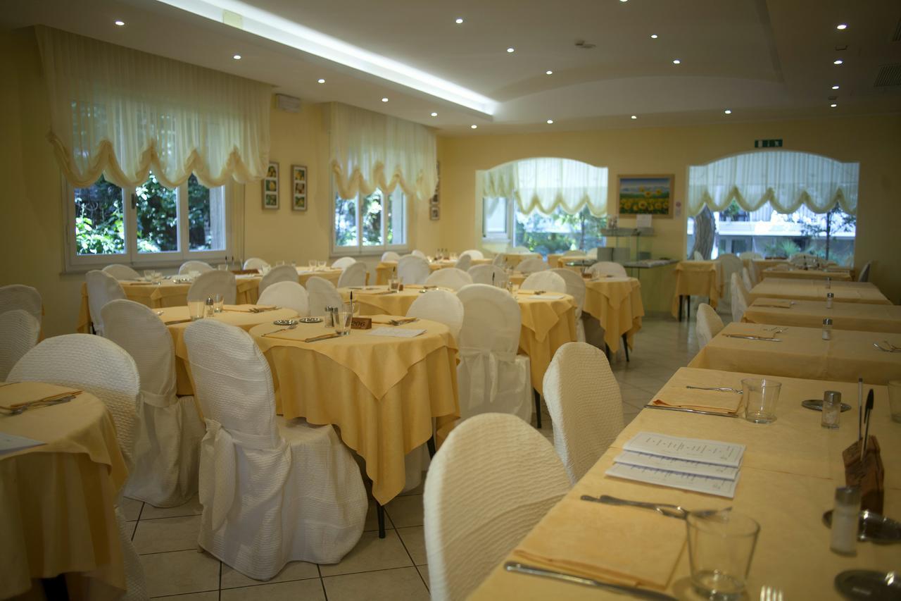 Hotel Cannes - in pieno centro Riccione Esterno foto