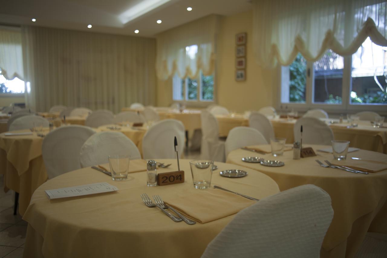 Hotel Cannes - in pieno centro Riccione Esterno foto