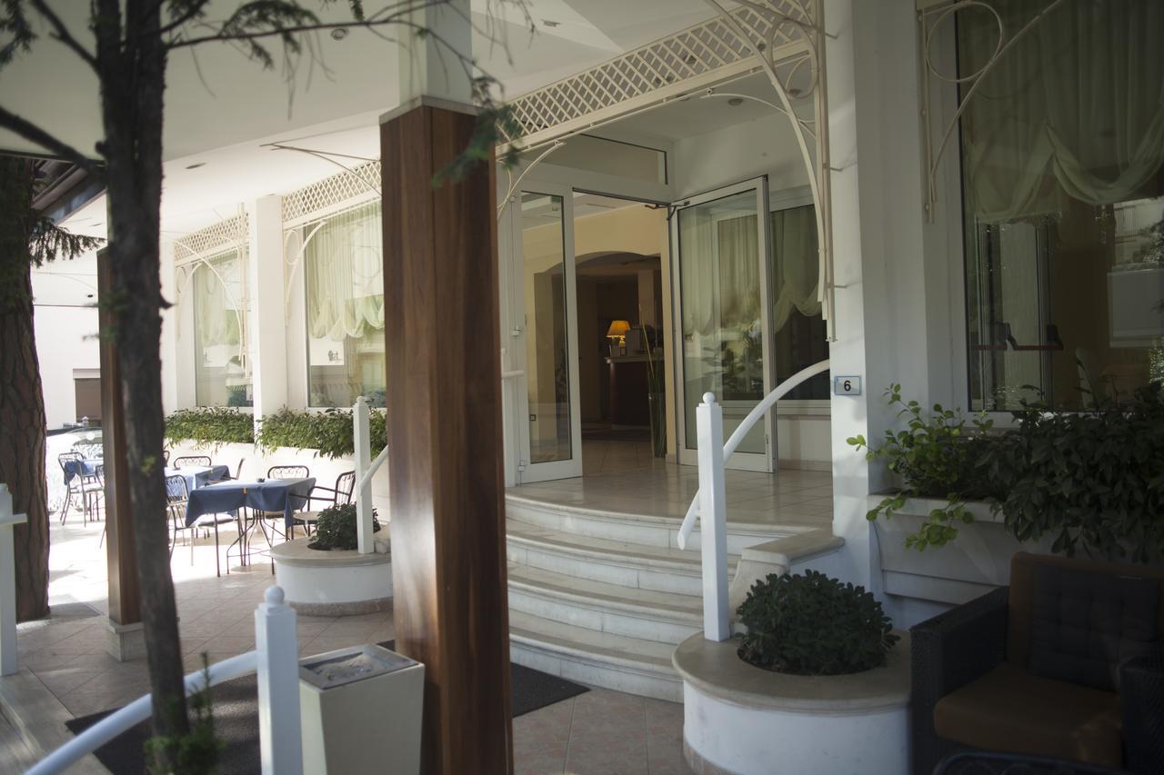 Hotel Cannes - in pieno centro Riccione Esterno foto