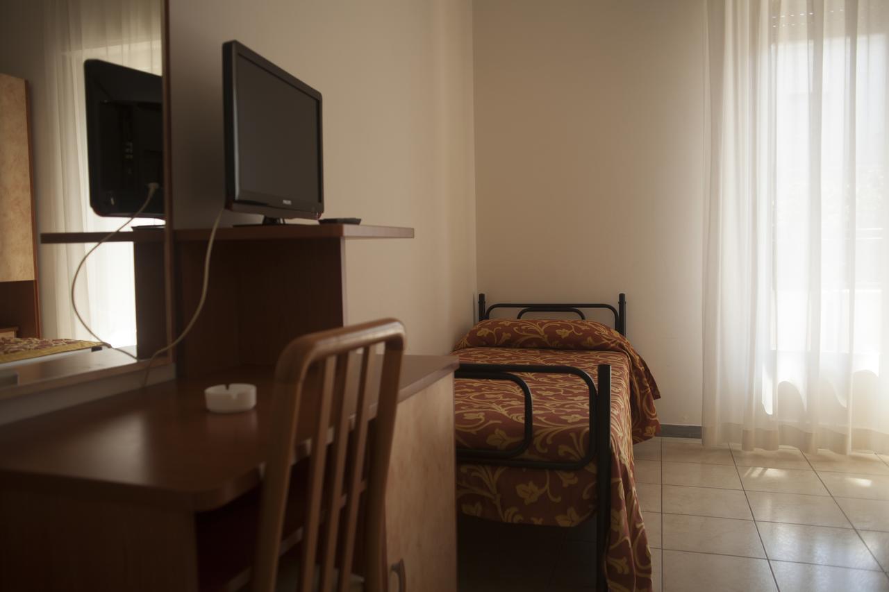 Hotel Cannes - in pieno centro Riccione Esterno foto
