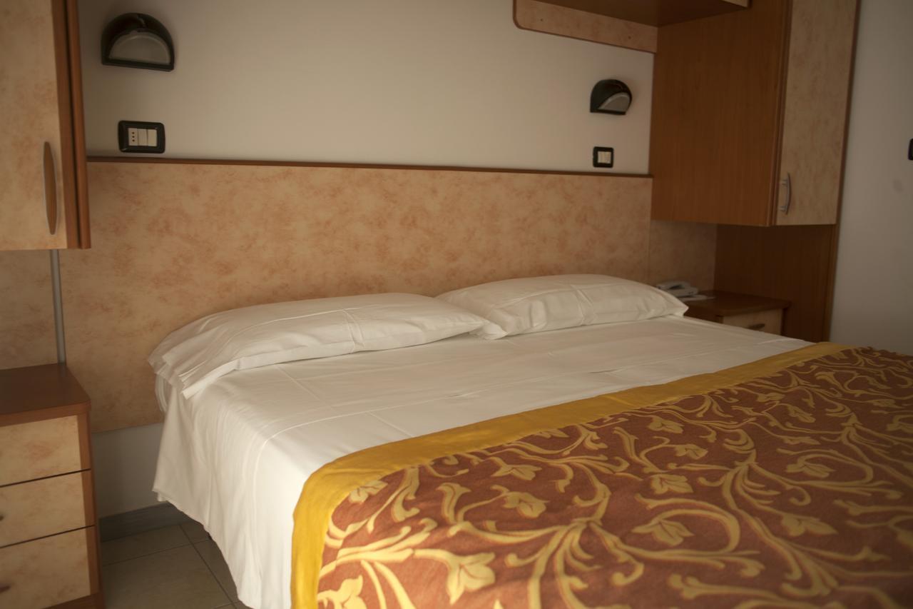 Hotel Cannes - in pieno centro Riccione Esterno foto