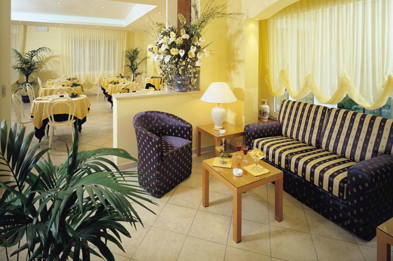Hotel Cannes - in pieno centro Riccione Esterno foto