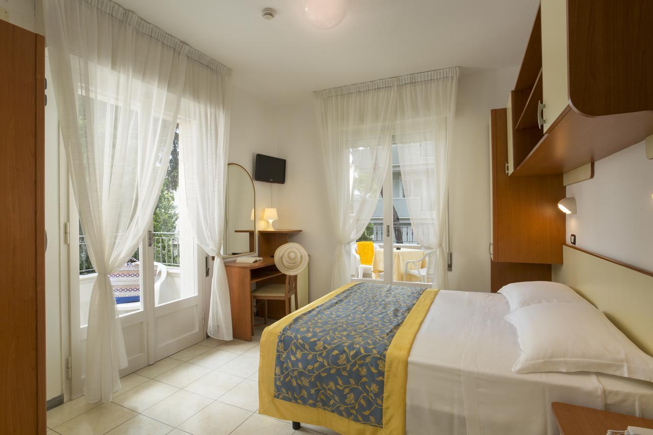 Hotel Cannes - in pieno centro Riccione Esterno foto