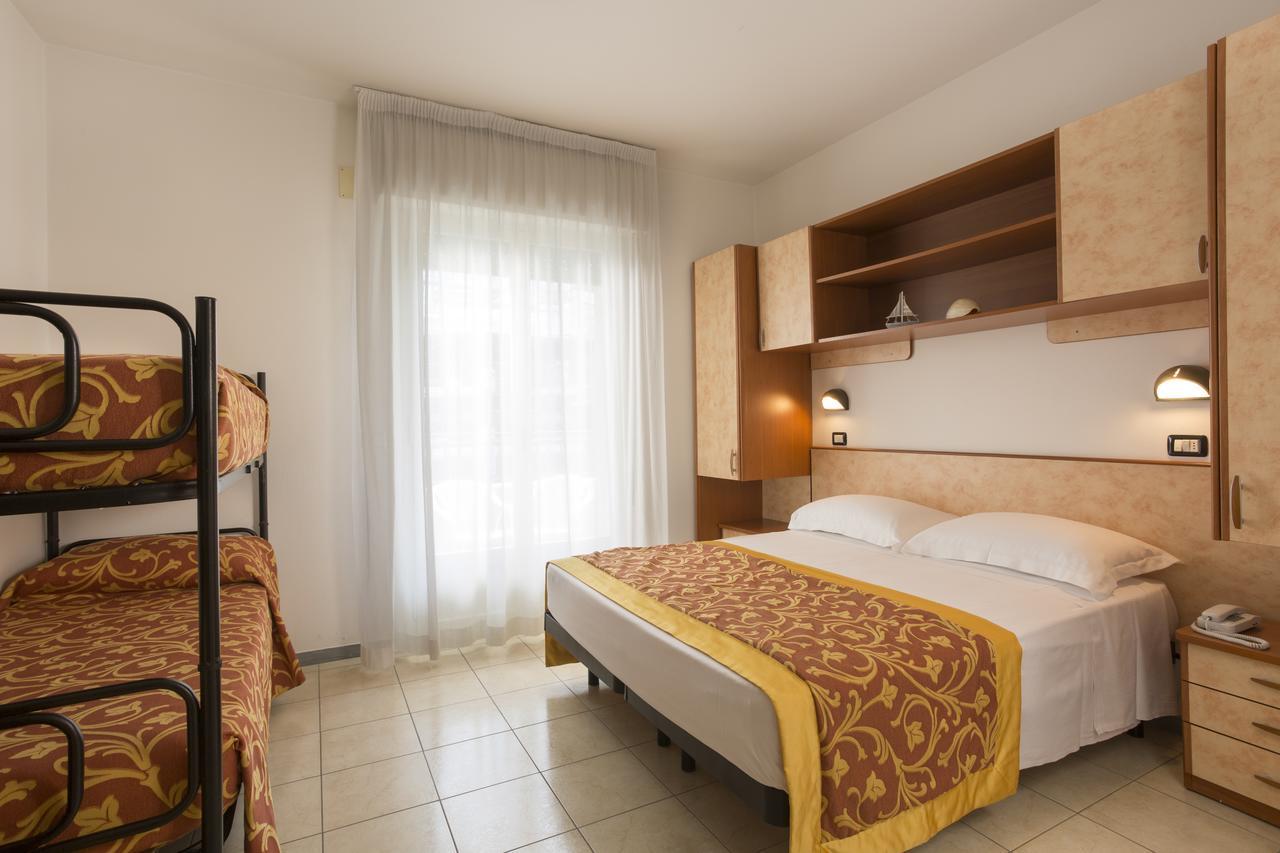 Hotel Cannes - in pieno centro Riccione Esterno foto