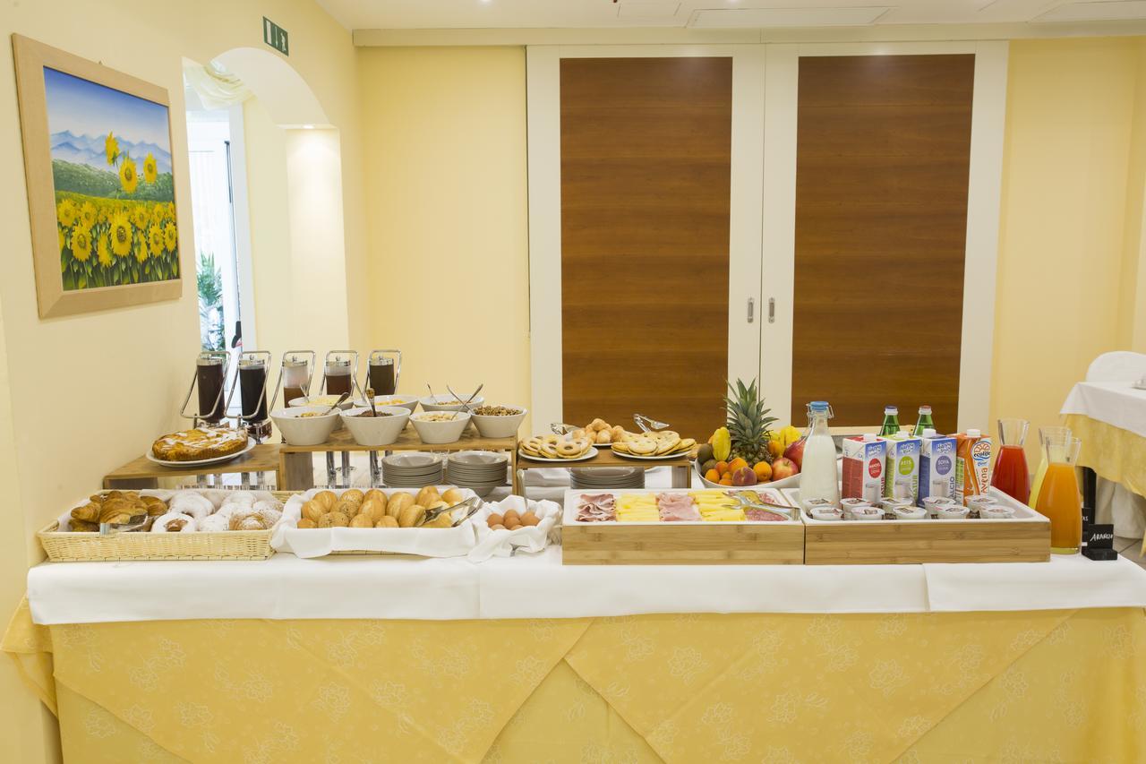 Hotel Cannes - in pieno centro Riccione Esterno foto