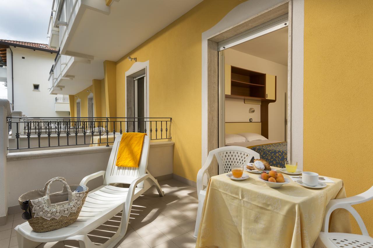 Hotel Cannes - in pieno centro Riccione Esterno foto