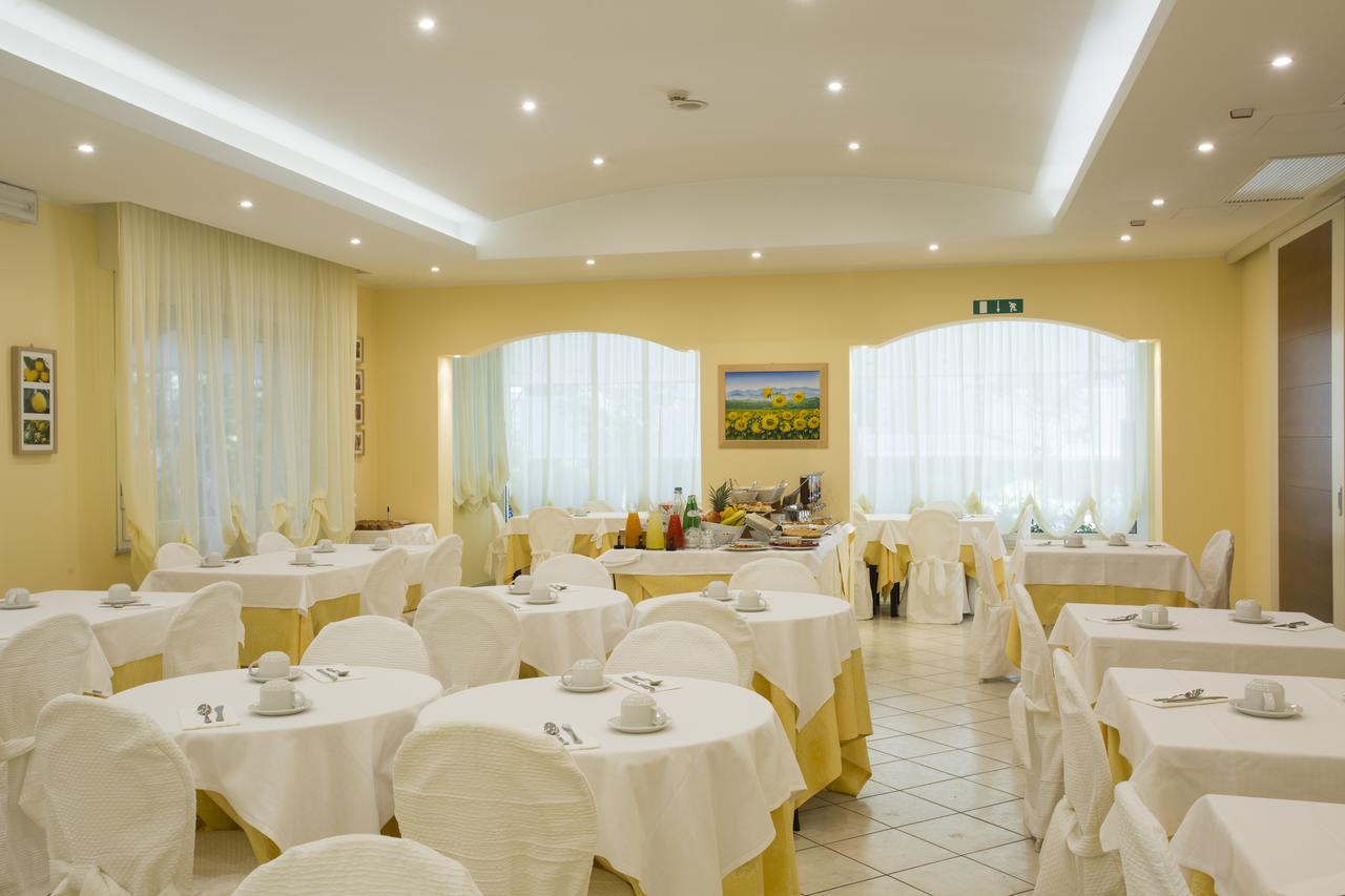 Hotel Cannes - in pieno centro Riccione Esterno foto