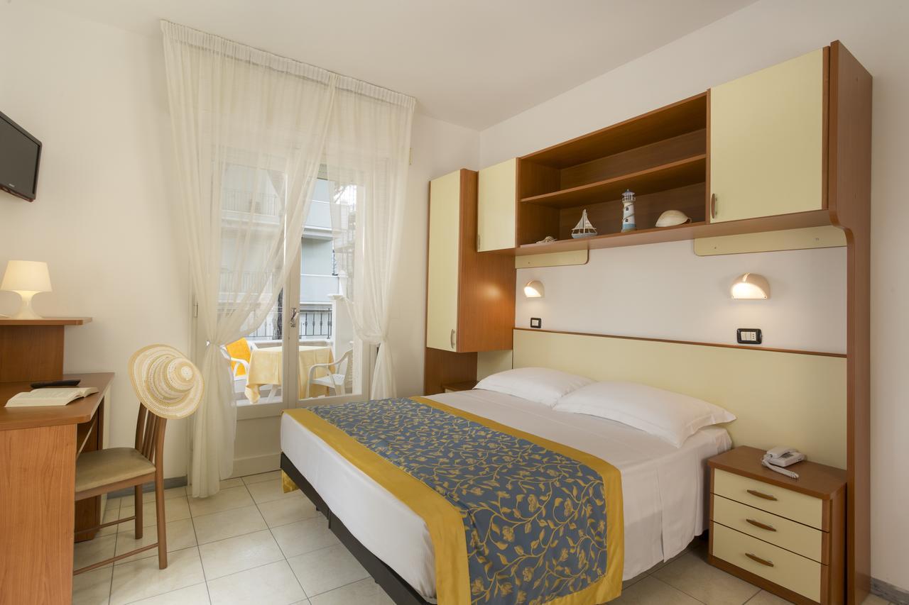 Hotel Cannes - in pieno centro Riccione Esterno foto