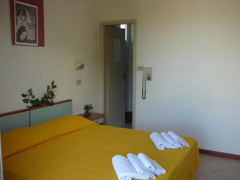 Hotel Cannes - in pieno centro Riccione Esterno foto