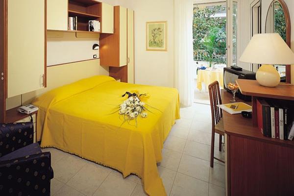 Hotel Cannes - in pieno centro Riccione Esterno foto