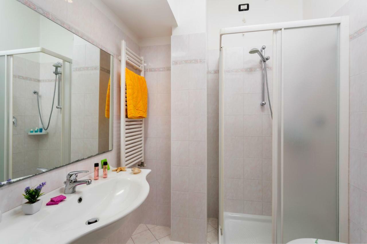 Hotel Cannes - in pieno centro Riccione Esterno foto