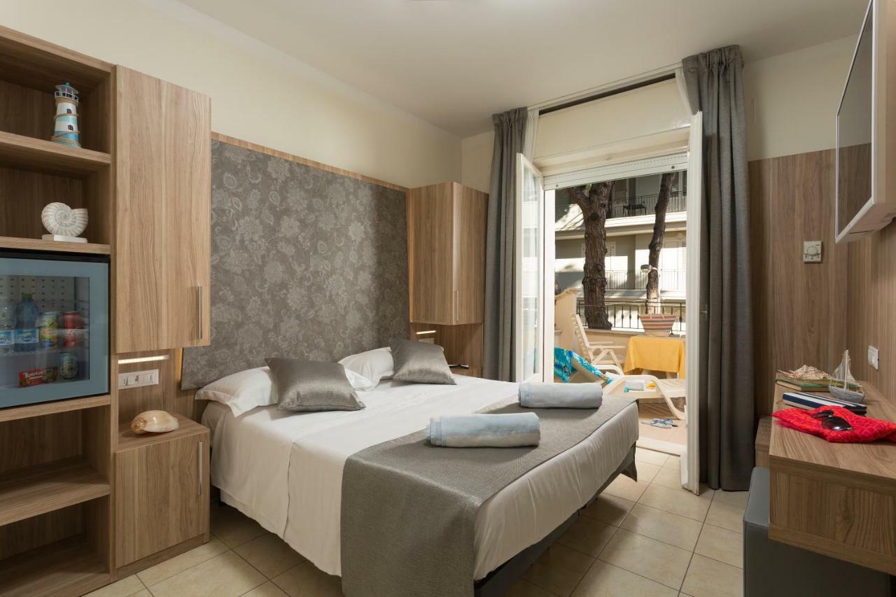 Hotel Cannes - in pieno centro Riccione Esterno foto